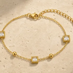 pulseira dourada com cristais quadrados e contas em pedra clara de tom quente, referência 85384-1