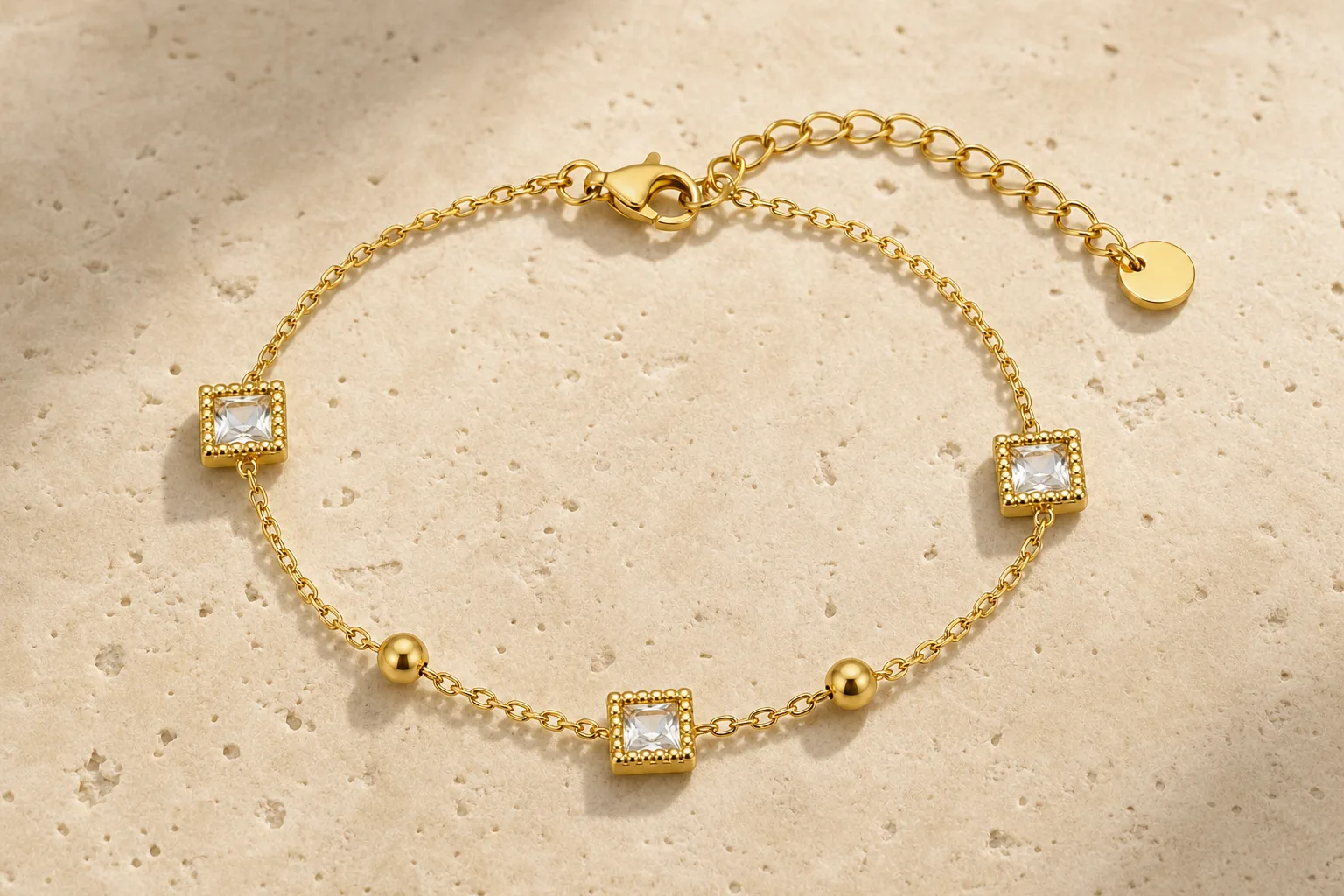 pulseira dourada com cristais quadrados sobre pedra clara, referência 85384-1