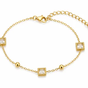 pulseira dourada com cristais quadrados e contas em fundo branco, referência 85384-1