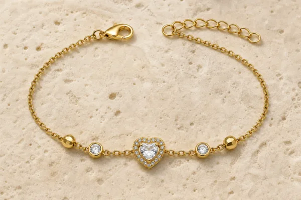 pulseira dourada com coração de cristal e halo em pedra clara de tom quente, referência 85384-5