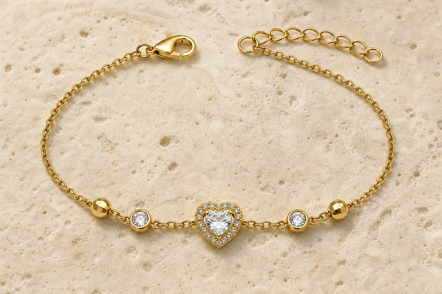 pulseira dourada com coração de cristal sobre pedra clara, referência 85384-5