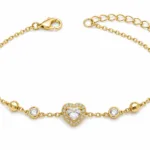 pulseira dourada com coração de cristal e halo em fundo branco, referência 85384-5