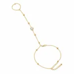 pulseira de mão dourada com cristal e anel em fundo branco, referência 85384-6