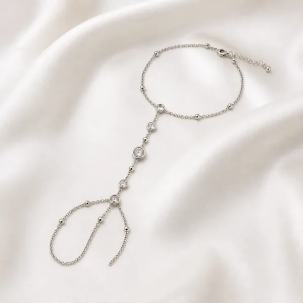 pulseira de mão prateada com cristais e anel em cetim marfim, referência 85391-6