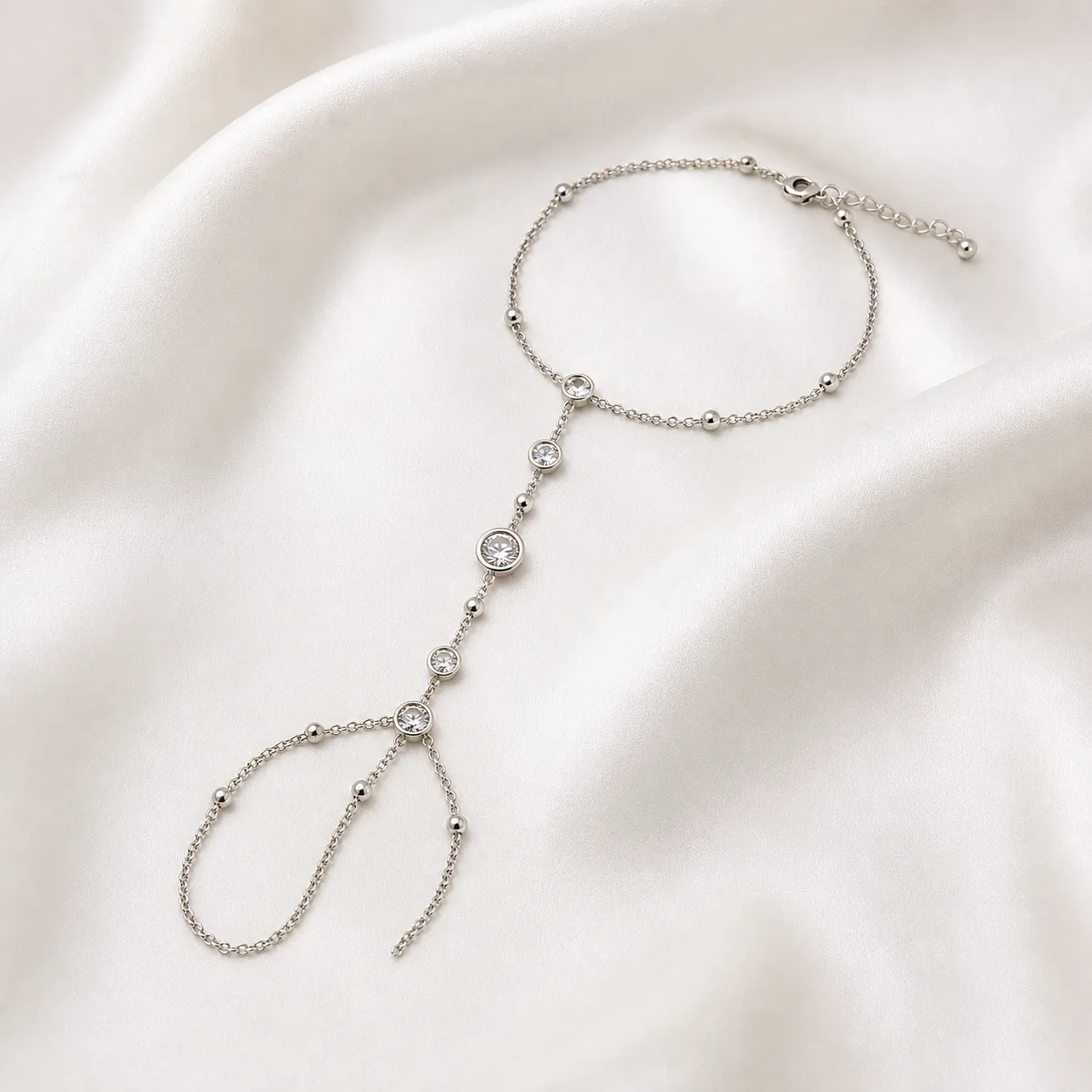 pulseira de mão prateada com cristais e anel em cetim marfim, referência 85391-6