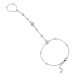 pulseira de mão prateada com cristais e anel em fundo branco, referência 85391-6