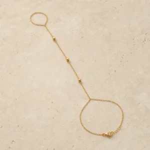 pulseira de mão dourada com três contas em pedra clara de tom quente, referência 85473-2