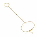 pulseira de mão dourada com três contas em fundo branco, referência 85473-2