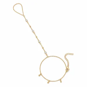 pulseira de mão dourada com quatro cristais e contas em fundo branco, referência 85475-1