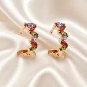 Brincos ear cuff dourados rosa com cristais multicoloridos sobre cetim - Modelo B