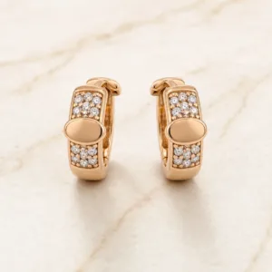Brincos de Argola Dourados Rosa com Placa Oval e Cristais - Image 3