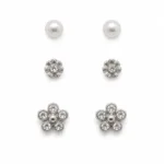 Conjunto de 3 pares de brincos prateados florais em fundo branco