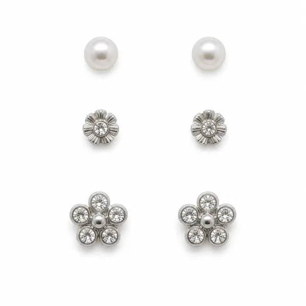 Conjunto de 3 pares de brincos prateados florais em fundo branco Conjunto de 3 pares de brincos prateados florais em fundo branco