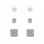 Conjunto de 3 pares de brincos prateados quadrados em fundo branco