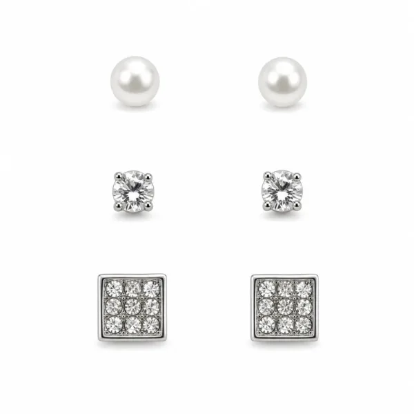 Conjunto de 3 pares de brincos prateados quadrados em fundo branco