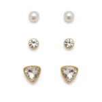 Conjunto de 3 pares de brincos dourados 4230-S003-8A em fundo branco: pérolas, cristais redondos e cristais triangulares
