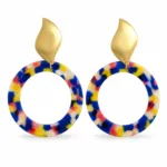 Brincos de argola azuis 4235-S026-1C em fundo branco, aro marmoreado azul e topo dourado