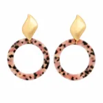 Brincos de argola rosa 4235-S026-1D em fundo branco, aro marmoreado rosa e topo dourado
