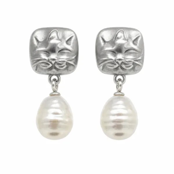 Brincos prateados de gato com pérolas em fundo branco Brincos prateados de gato com pérolas em fundo branco