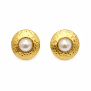 Brincos dourados martelados com pérolas em fundo branco