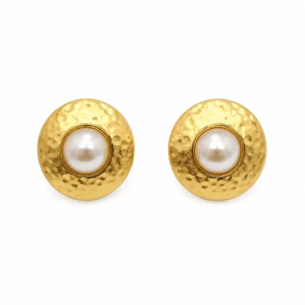 Brincos dourados martelados com pérolas em fundo branco