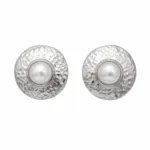 Brincos prateados martelados com pérolas em fundo branco