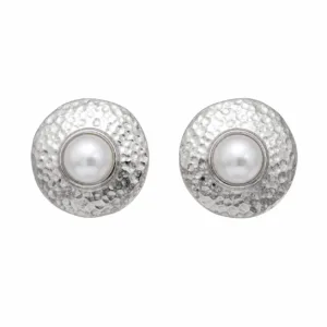 Brincos prateados martelados com pérolas em fundo branco