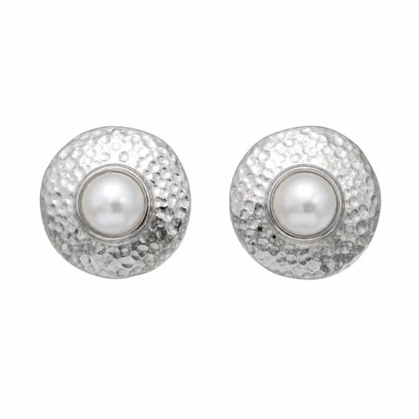 Brincos prateados martelados com pérolas em fundo branco
