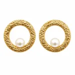 Brincos dourados circulares com pérolas em fundo branco