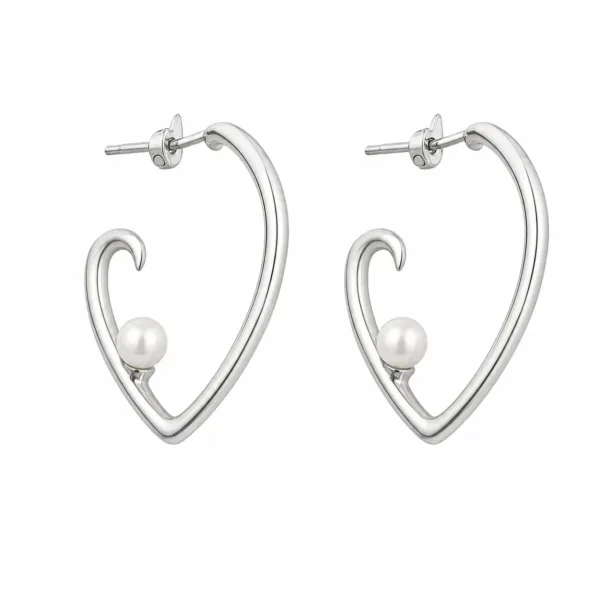 Brincos dourados martelados com pérolas em fundo branco Brincos prateados de coraçao com pérolas em fundo branco