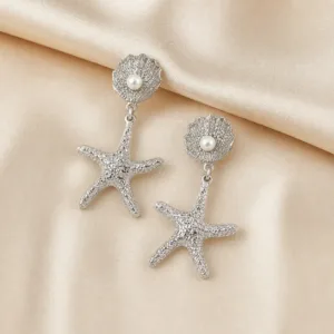 Brincos prateados de concha e estrela-do-mar 5290-S018-1B sobre cetim bege claro, conchas com p?rolas e estrelas-do-mar