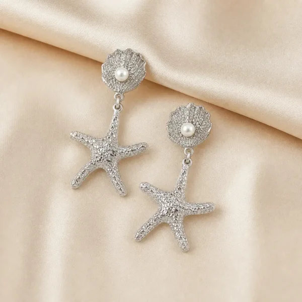 Brincos prateados de concha e estrela-do-mar 5290-S018-1B sobre cetim bege claro, conchas com p?rolas e estrelas-do-mar