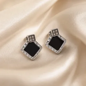 Brincos Prateados Pretos com Cristais Quadrados 5429-S008-2B sobre cetim bege claro
