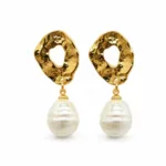 brincos dourados martelados com p?rolas 5290-S011-A em fundo branco