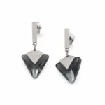 Brincos Prateados Triangulares com Cristais Escuros 5429-S009-2B em fundo branco