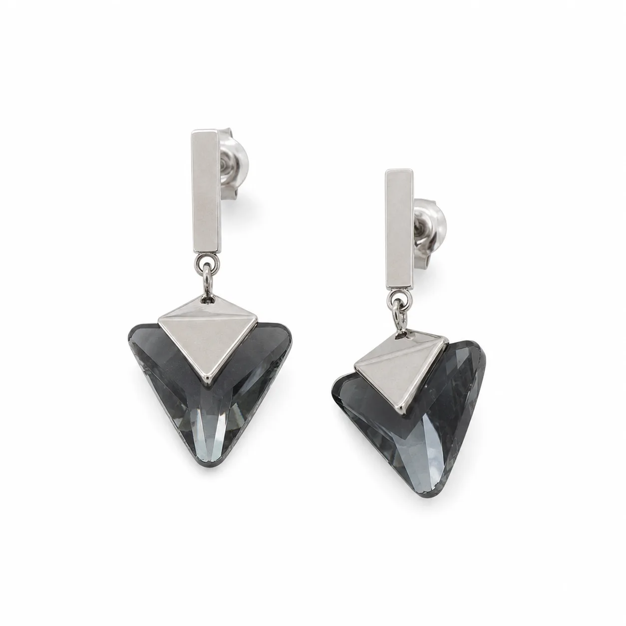 Brincos Prateados Triangulares com Cristais Escuros 5429-S009-2B em fundo branco