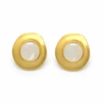 Brincos Dourados Redondos com Centro Branco 5429-S007-1 em fundo branco