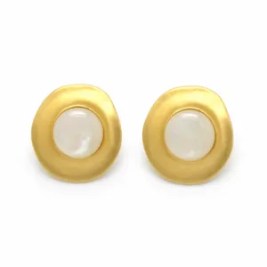 Brincos Dourados Redondos com Centro Branco 5429-S007-1 em fundo branco