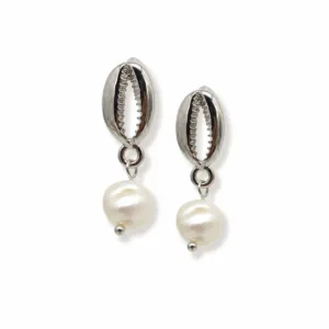 Brincos prateados de b?zio com p?rolas em fundo branco