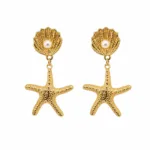 Brincos dourados de concha e estrela-do-mar 5290-S018-1A em fundo branco, conchas com p?rolas e estrelas-do-mar