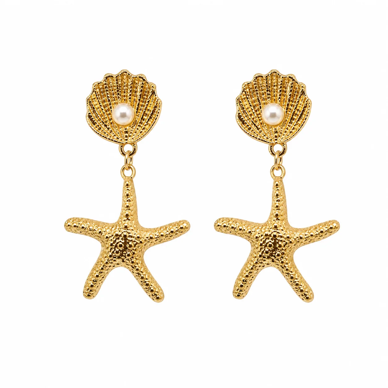 Brincos dourados de concha e estrela-do-mar 5290-S018-1A em fundo branco, conchas com p?rolas e estrelas-do-mar