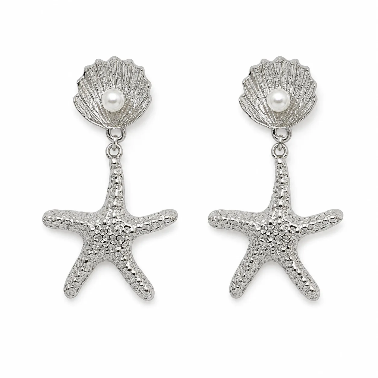 Brincos prateados de concha e estrela-do-mar 5290-S018-1B em fundo branco, conchas com p?rolas e estrelas-do-mar
