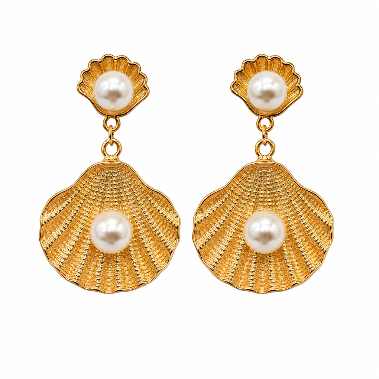 Brincos dourados de conchas com p?rolas 5290-S018-2A em fundo branco